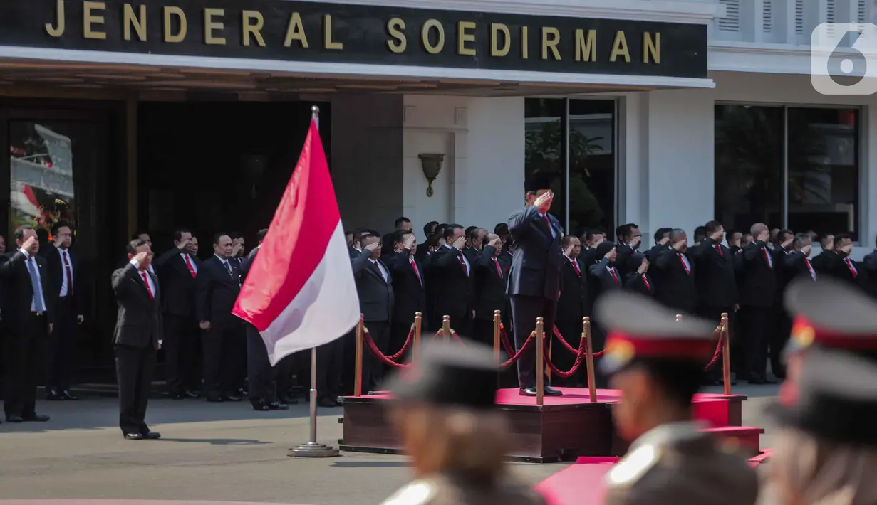 Menteri Pertahanan Prabowo Subianto memberi hormat saat upacara militer di Kementerian Pertahanan, Jakarta, Kamis (24/10/2019). Prabowo mendapat sambutan dengan upacara militer sebelum serah-terima jabatan (sertijab) Menteri Pertahanan dari Ryamizard Ryacudu. (Liputan6.com/Faizal Fanani)