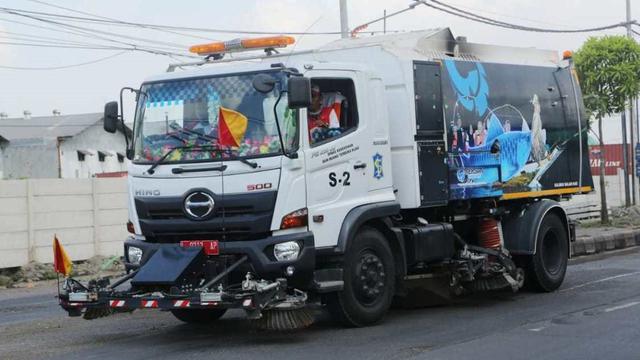 Truk Penyapu Jalan Canggih di Surabaya (sumber: Web Humas Surabaya)