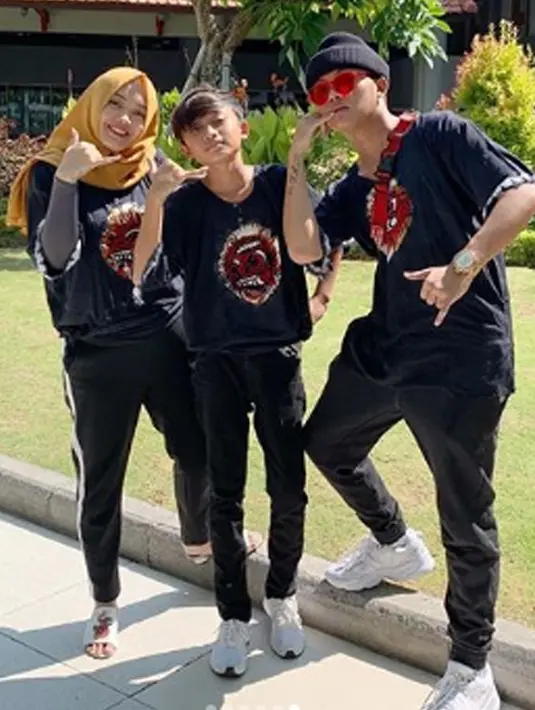 Potret Rizky dan Putri yang berfoto dengan sang adik. Mengenakan outfit dengan nuasa yang serupa, Rizky dan kedua sang adik terlihat begitu kompak. (Liputan6.com/IG/putridelinaa)