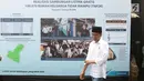 Presiden Joko Widodo berjalan saat meninjau rumah yang telah dipasang listrik gratis di Kampung Pasar Kolot, Garut, Jawa Barat, Jumat (18/1). Pemasangan listrik gratis diberikan kepada keluarga prasejahtera. (Liputan6.com/Angga Yuniar)