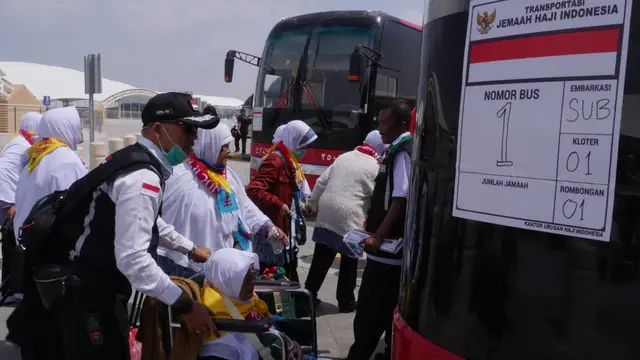 Petuga Haji Indonesia 2019 membantu jemaah di Bandara Prince Mohammed bin Abdul Aziz. Foto: Darmawan/MCH