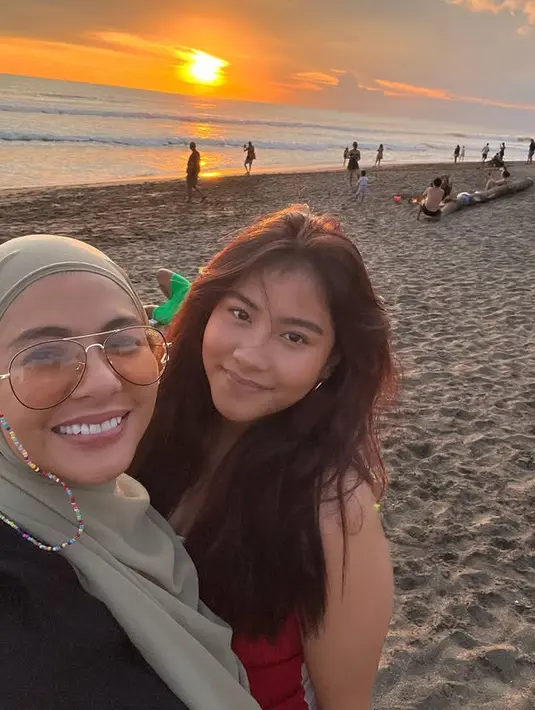 Meisya Siregar juga memilih Bali menjadi tempat liburan bersama keluarga. Saat di pantai ia mengenakan kerudung abu-abu dipadukan baju hitam. Gayanya semakin stunning dengan kacamata orangenya. [@meisya__siregar]