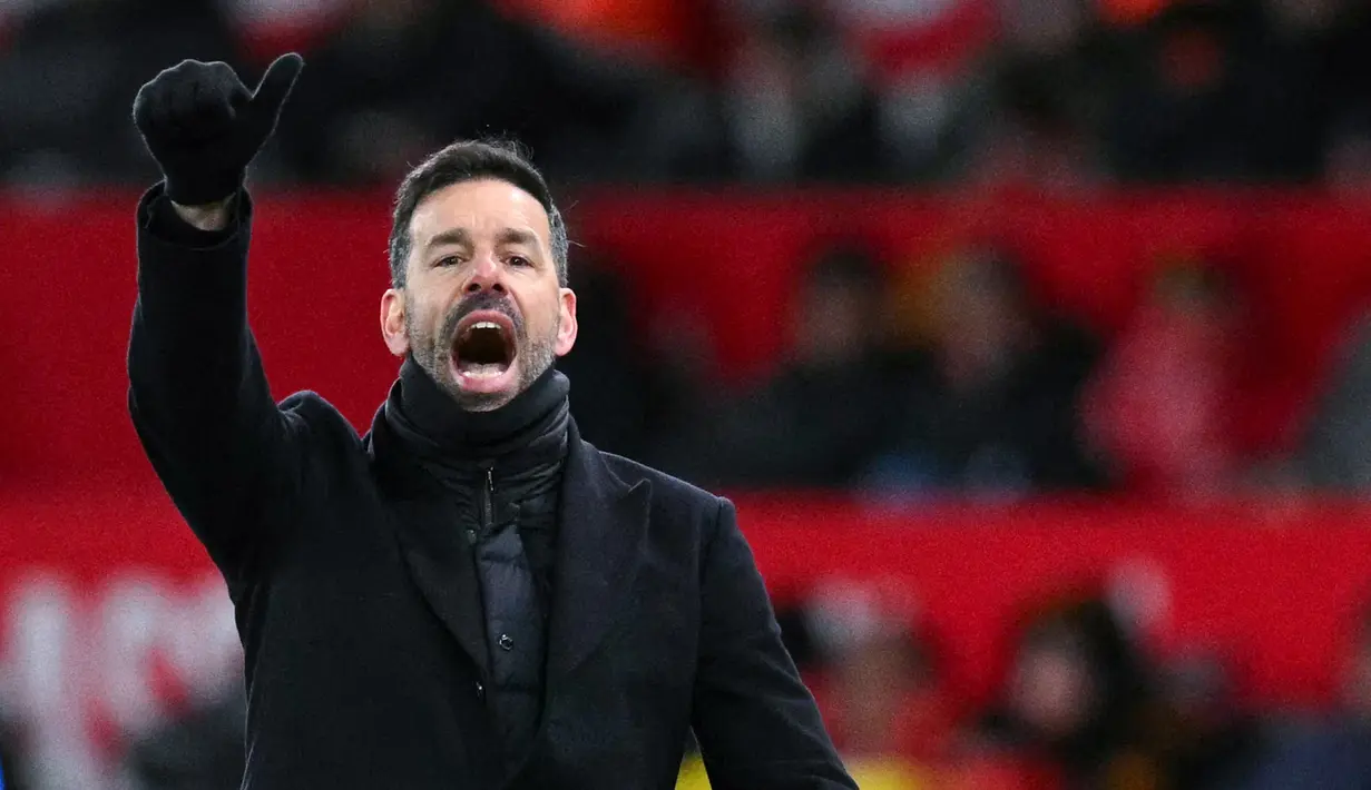 Pelatih Leicester yang juga mantan pemain MU yakni Ruud van Nistelrooy tampak begitu murka melihat anak asuhnya harus kalah karena gol kontroversial. (AFP/Oli Scarff)