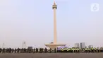 Personil gabungan melakukan apel pasukan pengamanan di Monas, Jakarta, Senin (19/7/2021). Pengamanan tersebut dilakukan untuk menjaga Hari Raya Idul Adha 1442 Hijriah dimasa pandemi Covid-19 saat PPKM Darurat. (Liputan6.com/Angga Yuniar)