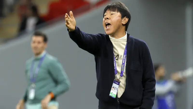 <p>Pelatih Timnas Indonesia, Shin Tae-yong memberikan instruksi kepada para pemain asuhannya dalam laga melawan Timnas Irak di Stadion Ahmad Bin Ali, Al Rayyan Qatar, Senin (15/1/2024) malam WIB. Laga perdana di Piala Asia 2023 bagi Tim Garuda itu berakhir dengan kekalahan 1-3. (AFP/Karim Jaafar)</p>