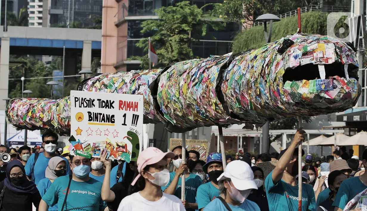 Sejumlah aktivis dari berbagai organisasi melakukan Aksi pawai bebas plastik saat Hari Bebas Kendaraan (Car Free Day) di Jakarta, Minggu (24/7/2022). Aksi tersebut mengajak masyarakat untuk peduli lingkungan dari sampah plastik kemasan atau sekali pakai yang saat ini banyak mencemari laut di Indonesia. (Liputan6.com/Angga Yuniar)