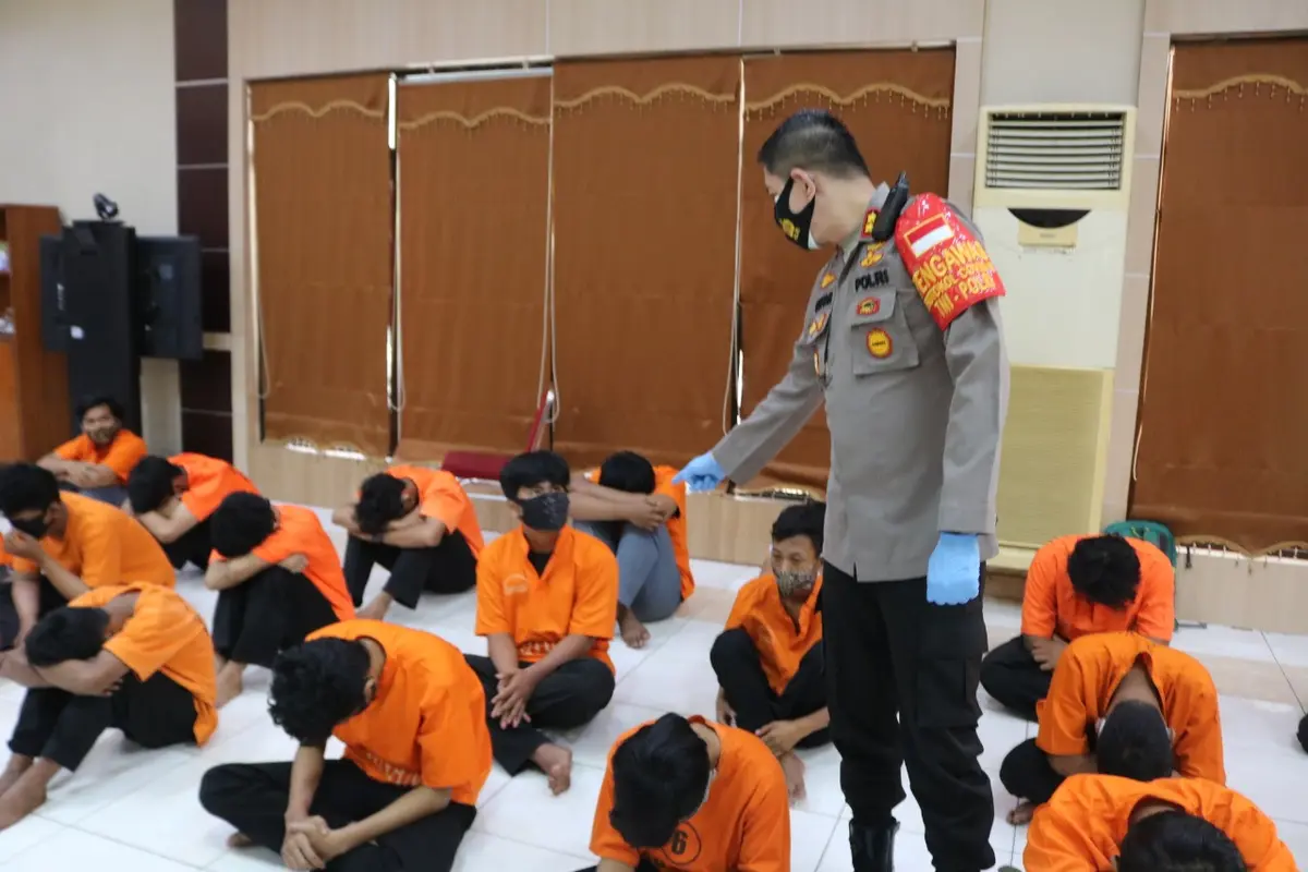 Puluhan pelajar yang hendak tawuran diamankan polisi di Bekasi (Foto: Liputan6.com/Bam Sinulingga)