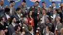 Seorang fans wanita bersama para pemain Bayern Munchen saat melakukan pemotretan sebuah perusahaan bir di Munich, Jerman, (13/9). Saat acara ini penyerang Thomas Mueller merayakan ulang tahunnya yang ke 28. (AP Photo / Matthias Schrader)