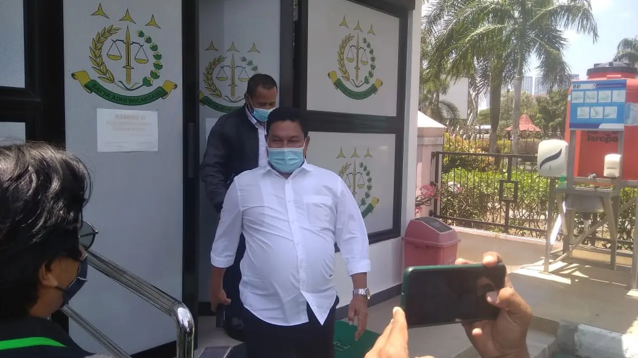 Kadishub Kota Batam diperiksa Kejari Batam terkait dugaan korupsi. (Foto: Liputan6.com/Ajang Nurdin)