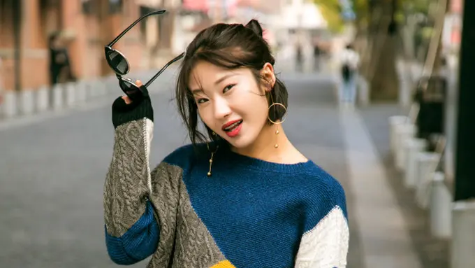 stylish tersenyum memegang kacamata
