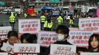 Dengan penjagaan ketat pihak kepolisian setempat, pengunjuk rasa turun ke jalan untuk menuntut mundur Presiden Korea Selatan Yoon Suk Yeol pasca-pencabutan status darurat militer. (ANTHONY WALLACE/AFP)