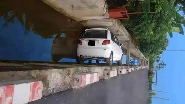 10 Potret Nyeleneh Kendaraan Nyangkut, Ada Mobil di Atas Pohon