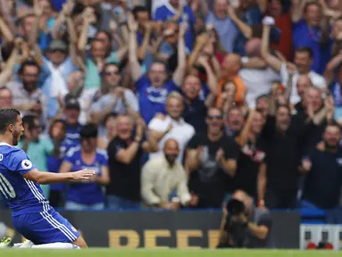 Gelandang Chelsea, Eden Hazard, merayakan gol yang dicetaknya ke gawang Burnley pada laga Premier League di Stadion Stamford Bridge, London, Inggris, Sabtu (27/8/2016). Chelsea menang 3-0 atas Burnley. (Reuters/Eddie Keogh)