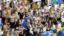 Aksi fans Ukraina yang melepas baju saat menyaksikan laga Ukraina melawan Irlandia Utara grup C  Euro 2016 di Stadion Parc Olympique Lyonnais, Kamis ( 16/6/2016) WIB. (AFP/Jean-Philippe Ksiazek)