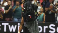 Serena Williams jadi bintang lapangan dalam balutan gaun tenis hitam dan sneaker Nike x Serena Williams Jewelry yang dibuat khusus untuk pertandingannya melawan Danka Kovinic. (Foto: Instagram @serenawilliams)