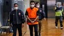 Dadan telah mengenakan rompi oranye khas tahanan KPK dengan tangan diborgol. (Liputan6.com/Angga Yuniar)