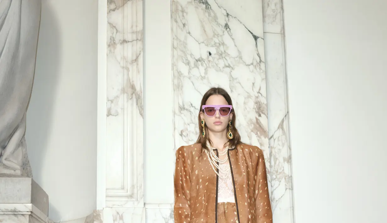 Aksesori berelemen Rockstud diperbarui dengan tampilan kontras nan halus. [Valentino]