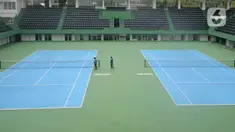 Petugas menyemprotkan cairan disinfektan pada area Lapangan Tennis Outdoor di Kompleks Olahraga GBK (Gelora Bung Karno), Senayan, Jakarta, Kamis (19/3/2020). Penyemprotan untuk mencegah penyebaran Virus Corona Covid-19 di Lingkungan Kompleks Olahraga GBK. (Liputan6.com/Herman Zakharia)