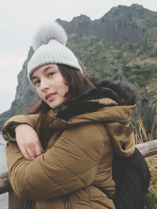 Mencicipi makanan khas di setiap negara yang dikunjungi menjadi agenda wajib Chelsea Islan saat traveling. Selain itu, penampilan Chelsea Islan terbilang sederhana tapi tetap modis. Wanita yang mulai kariernya di tahun 2013 ini juga tampak memesona meski tanpa makeup. (Liputan6.com/IG/@chelseaislan)