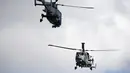 Dua helikopter Black Cats dari angkatan laut Inggris ikut ambil bagian dalam acara Malta Internasional Airshow 2015 di Bandara Internasional Malta, Valletta, Minggu (27/9). (REUTERS/Darrin Zammit Lupi)