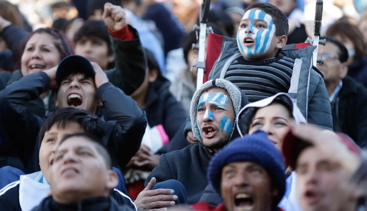 Ekspresi suporter Argentina saat nonton bareng laga penyisihan Grup D Piala Dunia 2018 antara Argentina dengan Kroasia di Buenos Aires, Argentina, Kamis (21/6). Argentina kalah dengan skor 0-3. (AP Photo/Jorge Saenz)