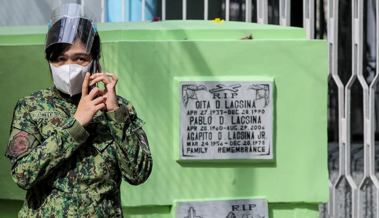 Polisi wanita berjaga di tempat pemakaman, Manila, Filipina, 28 Oktober 2020. Pemerintah Filipina memerintahkan tempat pemakaman ditutup pada 29 Oktober-4 November demi mencegah pertemuan massal dan penyebaran COVID-19 saat peringatan Hari Arwah dan Hari Raya Orang Kudus. (Xinhua/Rouelle Umali)