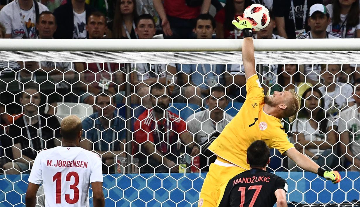 2. Kasper Schmeichel (Denmark) - 21 kali penyelamatan. (AFP/Jewel Samad)