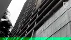 Kebakaran terjadi di apartemen Cityloft Jakarta. Asap terlihat keluar dari dalam gedung saat proses pemadaman berlangsung.