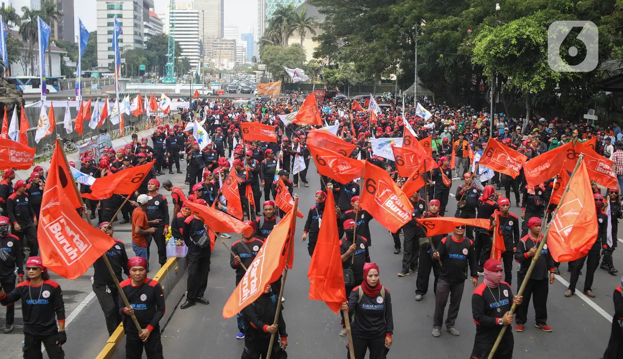 Aksi unjuk rasa buruh ini diikuti sejumlah elemen serikat pekerja di wilayah Jabodetabek, seperti KSPI, KSPSI, KPBI, Serikat Petani Indonesia (SPI), serta organisasi perempuan PERCAYA. (Liputan6.com/Angga Yuniar)