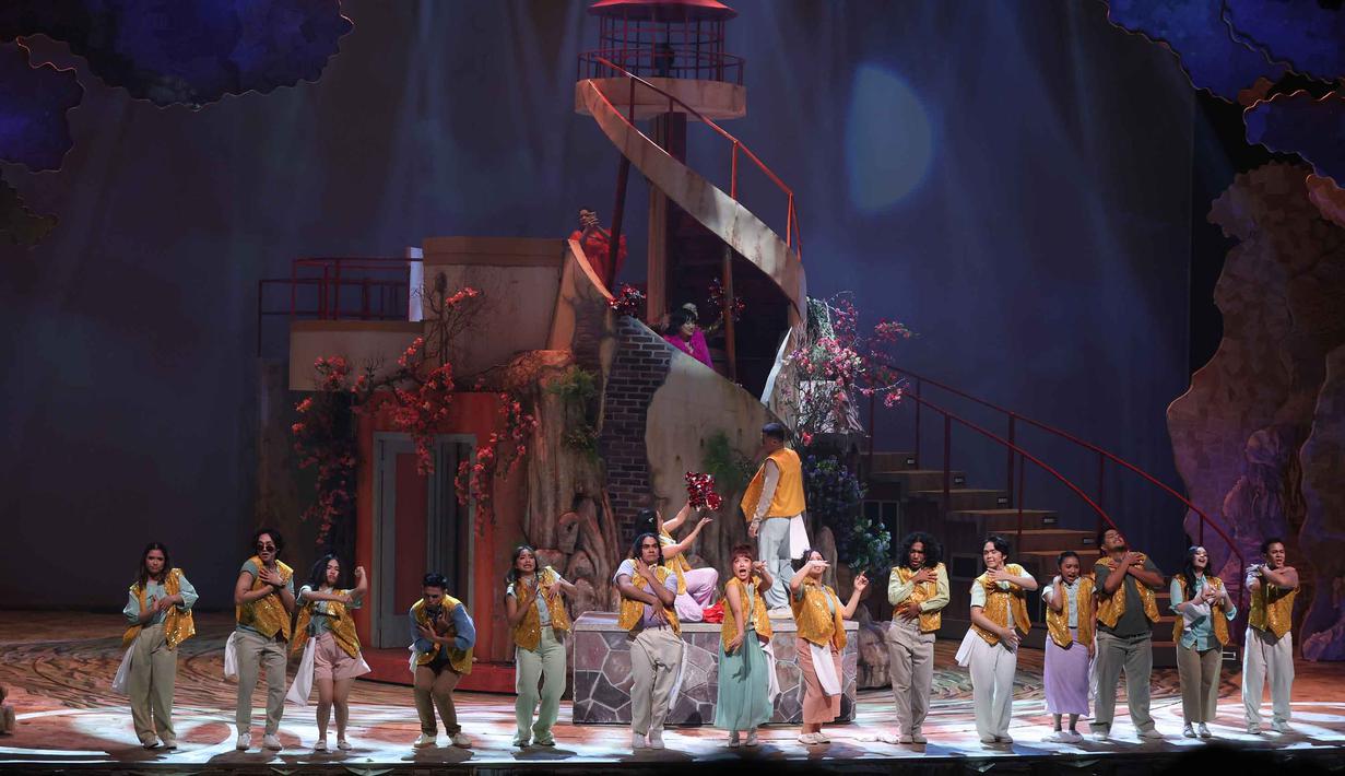 Penonton akan disuguhi drama bertema Hidupkan Lagi Mimpi-Mimpi, yang bercerita tentang perjalanan dua anak muda yang memiliki ketertarikan kuat pada seni, yang kemudian dihadapkan pada realitas hidup dan pilihan personal. Tampak dalam foto, pelakon saat menampilkan drama musikal bertajuk Musikal Perahu Kertas di Ciputra Artpreneur, Jakarta, pada Jumat 30 Januari 2026. (Kapanlagi.com/Budy Santoso)