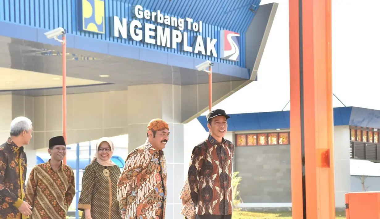 Presiden Joko Widodo berbincang dengan Wali Kota Solo FX Hadi Rudyatmo saat meresmikan jalan tol Solo-Ngawi ruas Kartasura-Sragen, Minggu, (15/7). (Liputan6.com/Pool/Biro Pers Setpres)