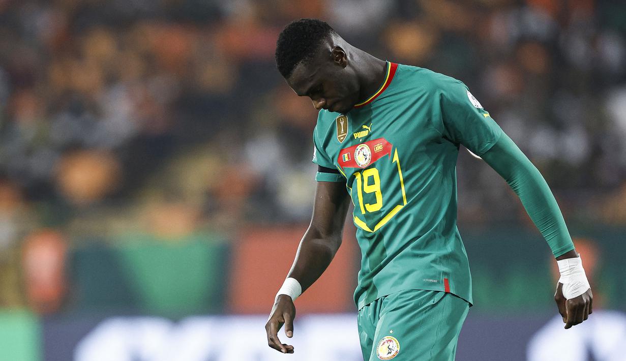 Ekspresi kecewa pemain Senegal, Moussa Niakhate setelah gagal mengeksekusi tendangan penalti ke gawang Pantai Gading pada babak 16 besar Piala Afrika 2023 di Stade Charles Konan Banny, Yamoussoukro, Selasa (30/01/2024) dini hari WIB. Pantai Gading menang dengan skor 5-4 pada babak adu penalti. (AFP/Kenzo Tribouillard)