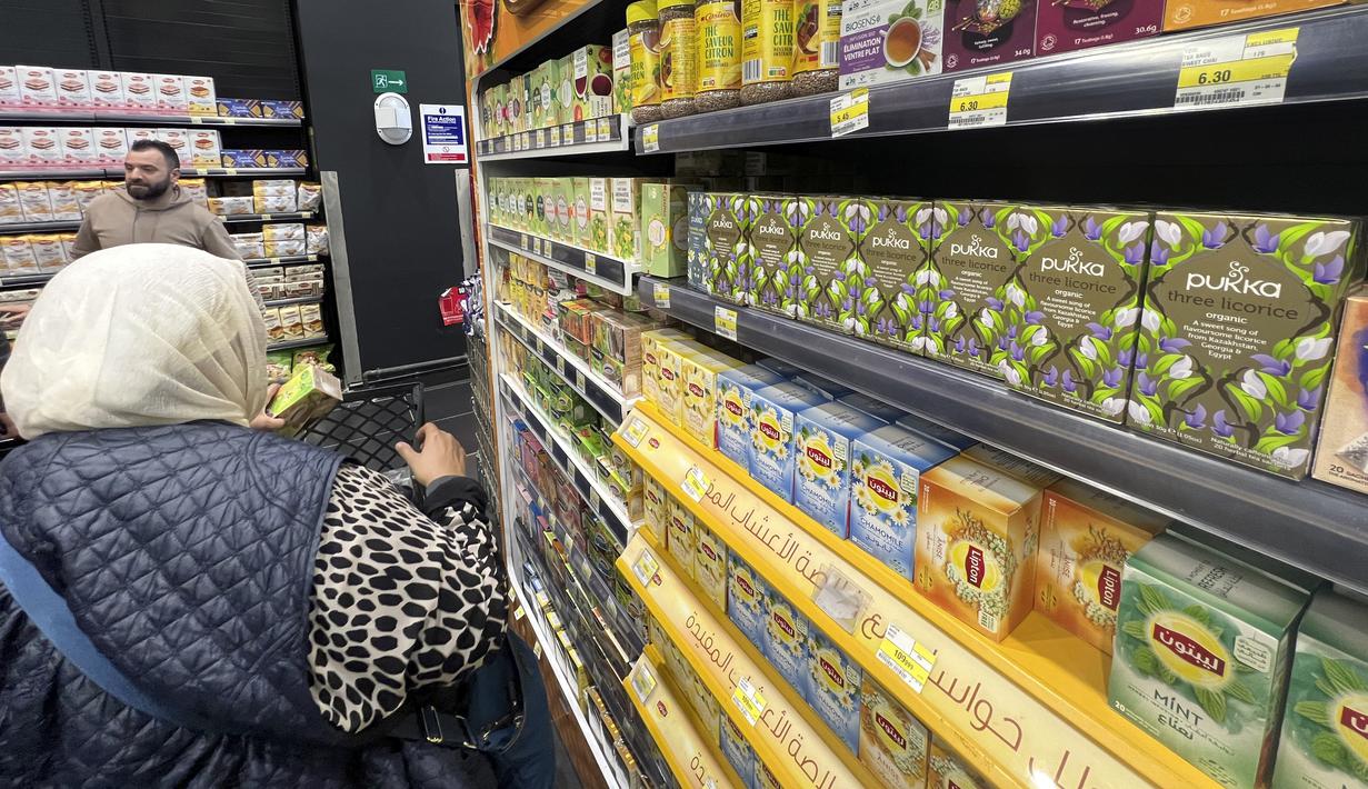 Barang dihargai dalam dolar AS di supermarket di Beirut, Rabu (1/3/2023). Langkah baru ini juga akan memaksa supermarket untuk menampilkan kurs ke dolar di mana barang dihargai, sebuah langkah yang secara teori akan memudahkan pelanggan untuk mengetahui nilai sebenarnya dari barang yang mereka beli. (AP Photo/Hussein Malla)