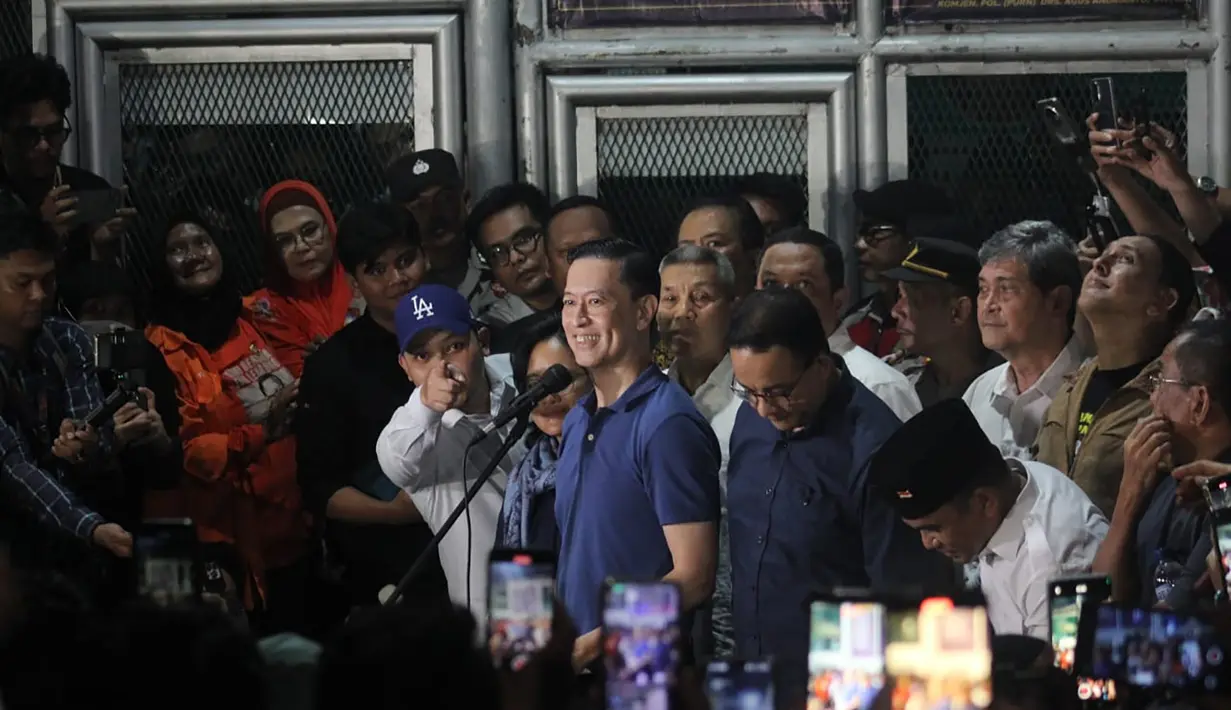 Tom Lembong divonis 4 tahun dan 6 bulan penjara di pengadilan tingkat pertama. Namun putusan itu menuai polemik karena meski dinyatakan bersalah, majelis hakim menyatakan Tom Lembong tidak terbukti menerima keuntungan pribadi. (merdeka.com/Arie Basuki)