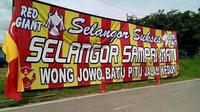 Suporter Selangor FA berdarah Indonesia membuat spanduk raksasa menunjukkan dukungan ke The Red Giants yang akan menantang Kedah di final Piala Malaysia 2015. (Selangor FC Facebook))
