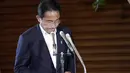 <p>Perdana Menteri Jepang Fumio Kishida, berhenti sejenak saat berbicara kepada media di kediaman resmi perdana menteri di Tokyo, Jumat (8/7/2022). Fumio Kishida mengutuk keras aksi penembakan terhadap mantan Perdana Menteri Jepang Shinzo Abe saat pidato kampanye. (AP Photo/Eugene Hoshiko)</p>
