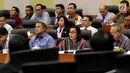 Menteri Keuangan Sri Mulyani  memberi paparan dalam rapat kerja dengan Badan Anggaran (Banggar) DPR di Gedung Nusantara II DPR, Kamis (31/5). Rapat terkait penyampaian kerangka ekonomi makro dan pokok kebijakan dalam RAPBN 2019. (Liputan6.com/Johan Tallo)