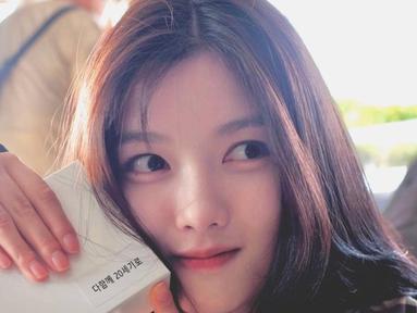 Kim You Jung berpose sambil menunjukkan kotak bertuliskan kalimat berbahasa korea yang artinya “Bersama-sama memasuki abad ke-20”. Aktris asal Korea Selatan ini kembali trending setelah dirinya berperan dalam film terbaru Netflix, 20th Century Girl. (Instagram/@you_r_love)