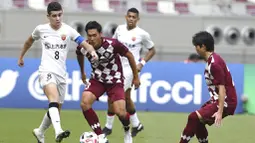 Pemain Shanghai SIPG, Oscar, berusaha melewati pemain Vissel Kobe, Tetsushi Yamakawa, pada laga Liga Champions Asia di Doha, Qatar, Senin (7/12/2/2020). Vissel Kobe menang dengan skor 2-0. (AP Photo/Hussein Sayed)