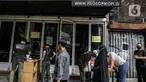 Warga menerima kopi gratis di Filosofi Kopi Melawai, Jakarta, Rabu (30/6/2021). Filosofi Kopi memberikan kopi gratis bagi warga yang telah melakukan vaksinasi COVID-19. Kegiatan tersebut merupakan bentuk dukungan kepada masyarakat agar melakukan vaksinasi COVID-19. (Liputan6.com/Faizal Fanani)