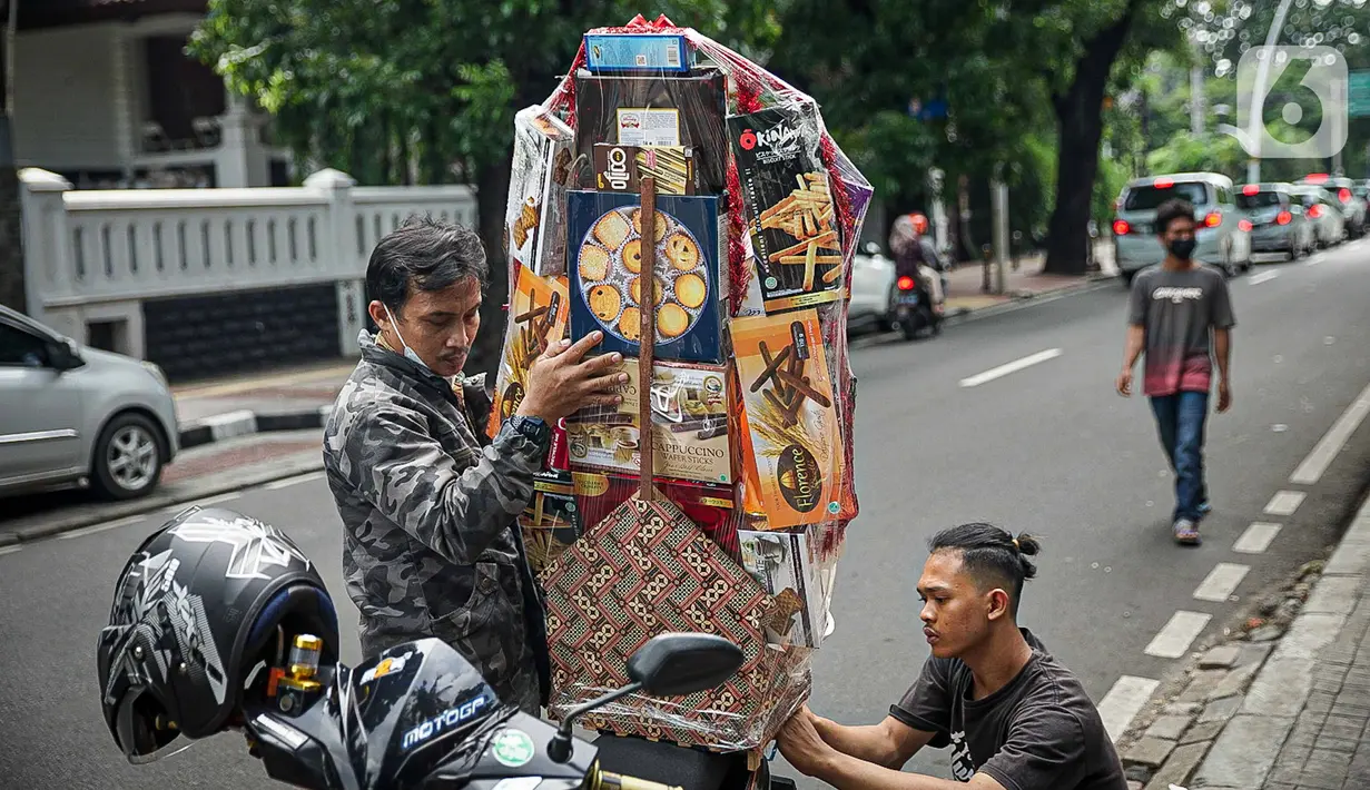 Pedagang bersiap mengirim parsel Natal di Pasar Barito, Jakarta, Kamis (23/12/2021). Pedagang mengakui penjualan parsel sebagai hantaran Natal mulai ramai. Parsel yang paling banyak diminati adalah parsel makanan dengan harga mulai dari Rp 100.000 hingga Rp 800.000. (Liputan6.com/Faizal Fanani)