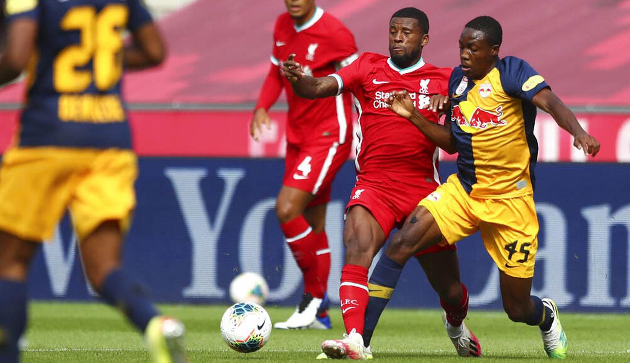 Pemain Liverpool, Georginio Wijnaldum, berebut bola dengan pemain RB Salzburg, Enock Mwepu, pada laga persahabatan di Stadion Red Bull Arena, Salzburg, Selasa (25/8/2020). Kedua tim bermain imbang dengan skor 2-2. (AP Photo/Matthias Schrader)