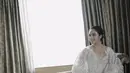 Chelsea mengenakan bridal robe saat proses makeup dan menata rambutnya, tapi sudah seperti pakai gaun pengantin, ya! [@monicaivena]