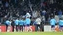 Rekan-rekan Patrice Evra berusaha memisahkan bek Olympique Marseille itu dan seorang suporter menjelang partai Liga Europa lawan Vitoria Guimaraes di Estadio D. Afonso Henriques, Jumat (3/11). Evra menendang suporter Marseille di kepala. (AP/Luis Vieira)