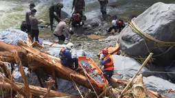 Sementara, 402 orang lainnya masih dinyatakan hilang. Tampak dalam foto, tim penyelamat mencari korban banjir di Tanah Datar, Sumatera Barat, Senin 1 Desember 2025. (AP Photo/Nazar Chaniago)
