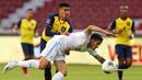 Pemain Uruguay, Maximiliano Gomez, berebut bola dengan pemain Ekuador, Xavier Arreaga, pada laga kualifikasi Piala Dunia 2022 di Stadion Casa Blanca, Rabu (14/10/2020). Ekuador menang dengan skor 4-2. (Jose Jacome/Pool via AP)