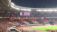 Koreografi La Grande Indonesia saat laga Timnas Indonesia vs Argentina di Stadion Utama Gelora Bung Karno, Senin (19/6/2023). (Bola.com/Muhammad Adi Yaksa)