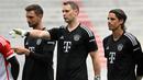 Tiga kiper Bayern Munchen (dari kiri) Sven Ulreich, Manuel Neuer dan Yann Sommer saat perkenalan skuad musim 2023/2024 di Munich, Jerman (23/7/2023). Meski telah memiliki dua kiper hebat saat ini, Manuel Nueur dan Yann Sommer, namun keduanya memiliki masalah sendiri-sendiri. Manuel Nueur tengah mengalami cedera dan masih membutuhkan waktu pemulihan, sementara Yan Sommer berkeinginan hengkang. Kedatangan David De Gea tentu bisa menjadi solusi. (AFP/Christof Stache)