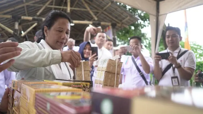 Menteri BUMN Rini Soemarno meresmikan BUMN Shop di Sukabumi,  pada Sabtu (22/12/2018).