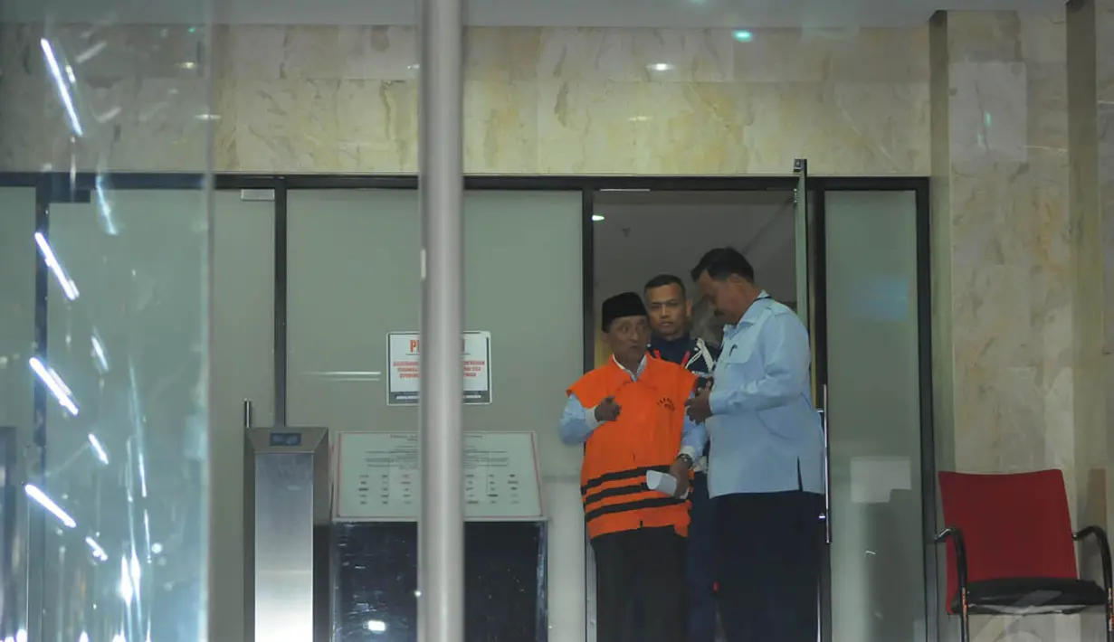 Ketua DPRD Bangkalan, Fuad Amin Imron kembali diperiksa KPK sebagai tersangka, Jakarta, Senin (8/12/2014). (Liputan6.com/Herman Zakharia)